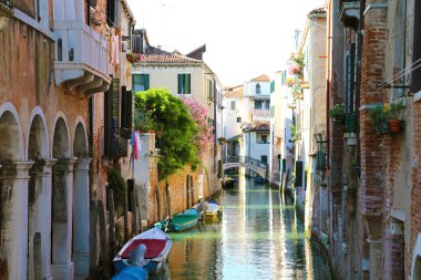Gölgeli romantik canal sokağına Venedik, İtalya