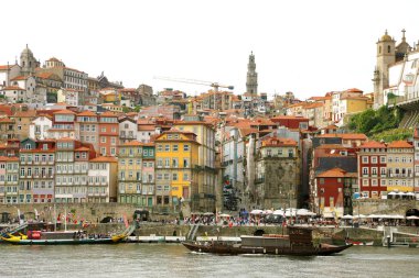 Porto, Portekiz - 20 Haziran 2018: eski şehir manzarası Douro Nehri, Porto, Portekiz