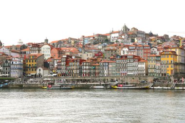Porto, Portekiz - 20 Haziran 2018: eski şehir manzarası Douro Nehri, Porto, Portekiz