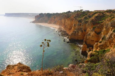Güzel manzarası kayalık kayalıklarla Ponta da Piedade sahilden Lagos, Algarve bölgesi, Portekiz yakındaki taşkın