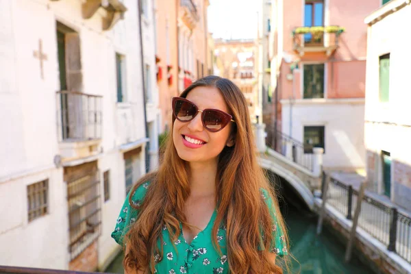 Lachende Jonge Vrouw Met Zonnebril Groene Jurk Venetië Gelukkig Mooi — Stockfoto