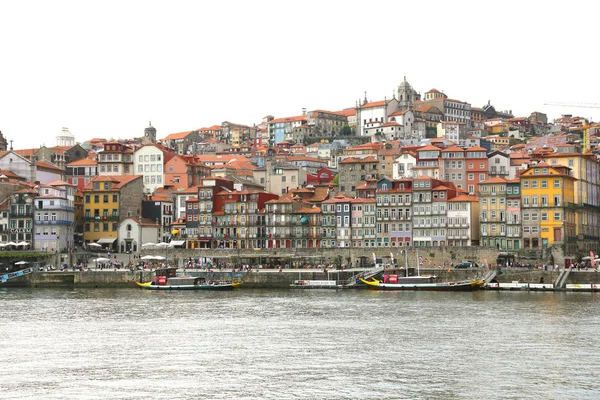Porto, Portekiz - 20 Haziran 2018: eski şehir manzarası Douro Nehri, Porto, Portekiz