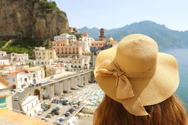 Žena Kloboukem Při Pohledu Typické Italské Krajiny Obce Atrani Pobřeží — Stock fotografie