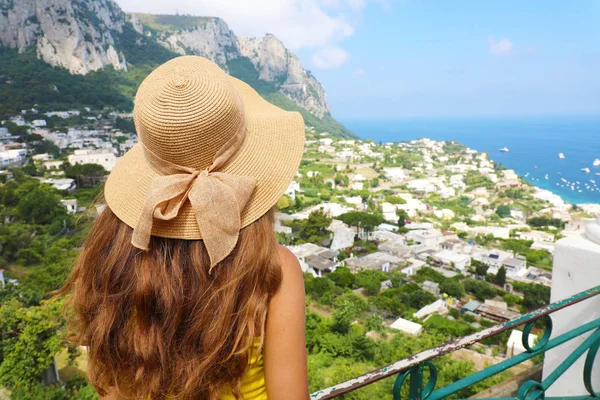 Vista Trasera Hermosa Chica Con Sombrero Paja Mirando Vista Capri — Foto de Stock