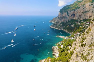Manzarası Capri kayalık kıyılarının, Capri Adası, Campania, İtalya