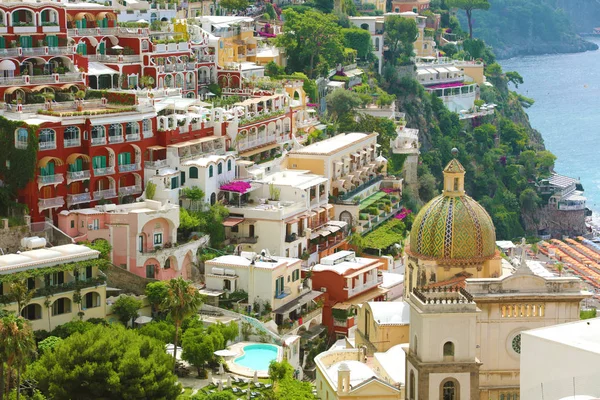 Krásný Pohled Obce Positano Barevné Domy Kopuli Kostela Pobřeží Amalfi — Stock fotografie