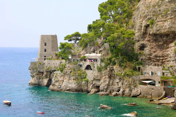 Μικρό Πύργο Σπίτια Στα Βράχια Της Ακτής Αμάλφι Ιταλία — Φωτογραφία Αρχείου