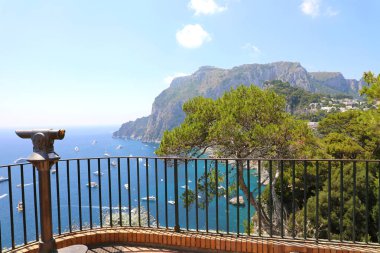 Bir teleskop yüksek denizden Capri, Capri Adası, İtalya ile panoramik teras