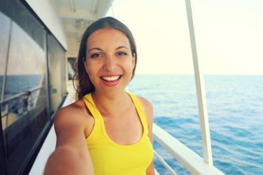 Genç model kadın lüks seyahat fotoğrafı selfie cruise tatil sarı elbiseli Amalfi Coast getaway tatil günleri akşam zevk. Mutlu traveler tatil İtalya. Vintage filtre. Kopya alanı.