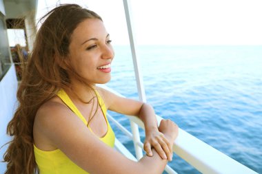 Lüks seyahat güzel gülümseyen kadın cruise tatil sarı elbiseli Amalfi Coast getaway tatil günleri akşam zevk. Akdeniz denizinde balayı tatil üzerinde mutlu traveler.