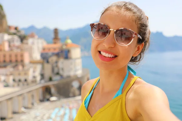 Genç Gülümseyen Kadın Güneş Gözlüğü Atrani Köyü Amalfi Coast Talya — Stok fotoğraf