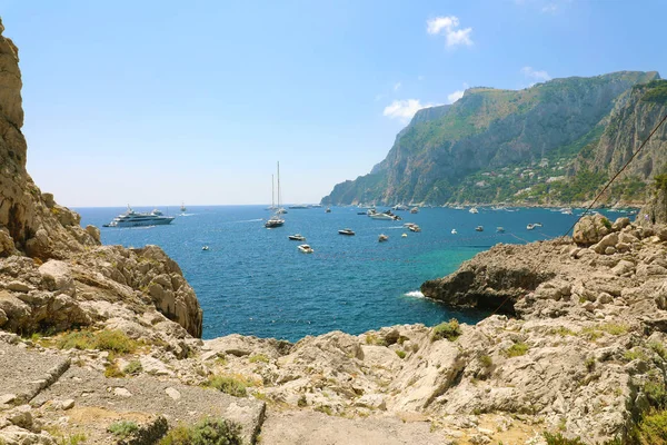 Ακτή Του Κάπρι Σκάφη Μια Όμορφη Καλοκαιρινή Μέρα Ιταλία — Φωτογραφία Αρχείου