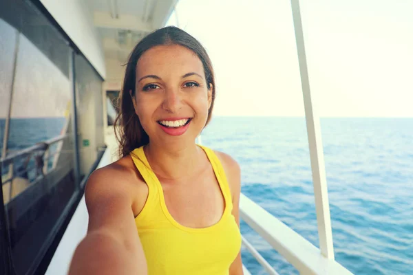 Foto Selfie Una Joven Modelo Vacaciones Crucero Lujo Vestido Amarillo — Foto de Stock