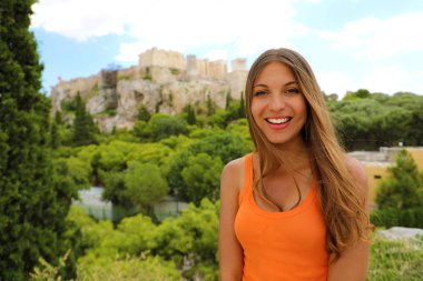 Akropolis ile kameranın arka planda, Atina, Yunanistan, gülümseyen mutlu genç kadın