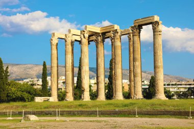 Olympian Zeus Tapınağı veya Olympieion bir anıt Yunanistan ve Yunan başkenti Atina'nın merkezinde eski bir devasa tapınak olduğunu.