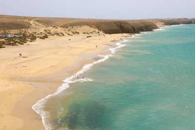 Kum tepeleri Costa del Rubicon kıyılarında, Lanzarote, Kanarya Adaları ile Playas de Papagayo plajlarından şaşırtıcı havadan görünümü