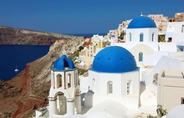 Santorini beyaz ve mavi Akdeniz, Yunanistan, Europe gibi mavi kubbeler ile ünlü Köyü