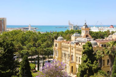 Malaga City Hall görünümünden Gibralfaro Belvedere liman ile arka planda, İspanya