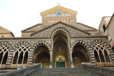 Amalfi Katedrali ön cephe havari Saint Andrew ile çizgili mermer ve taş, Amalfi, Güney İtalya adanmış
