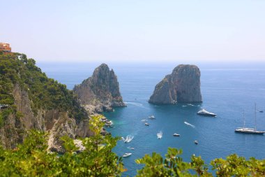 Capri adasında Faraglioni kayalar Capri, İtalya ile bir güzel yaz günü çarpıcı görünümü