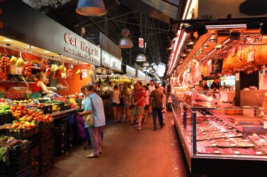 Barcelona, İspanya - 13 Temmuz 2018: insanlar dükkanı (Mercat de Sant Josep de la Boqueria) Barcelona pazarında, girişine yakın La Rambla Caddesi ile büyük bir ortak Pazar