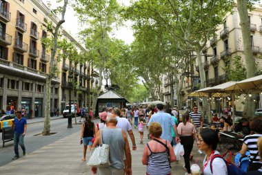 Barcelona, İspanya - 13 Temmuz 2018: La Rambla, bin-in insanlar her gün bu popüler trafiğe kapalı alan tarafından 1.2 kilometre uzunluğundaki yürüyüş