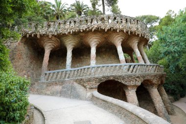 Taş geçit yapısı içinde Park Guell, Barcelona, İspanya