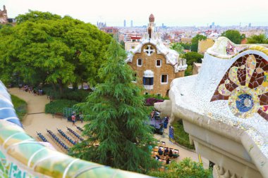 Ayrıntı mozaik üzerinde Park Guell ve arka plan, Catalonia, İspanya'nın Barcelona cityscape maliyet