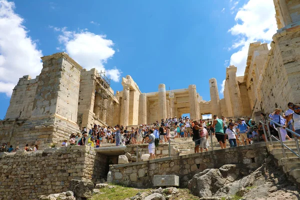 Atina Yunanistan Temmuz 2018 Akropolis Üzerindeki Çok Sayıda Turist Propylaea — Stok fotoğraf