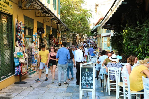 Atenas Grécia Julho 2018 Aconchegante Rua Grega Com Turistas Café — Fotografia de Stock