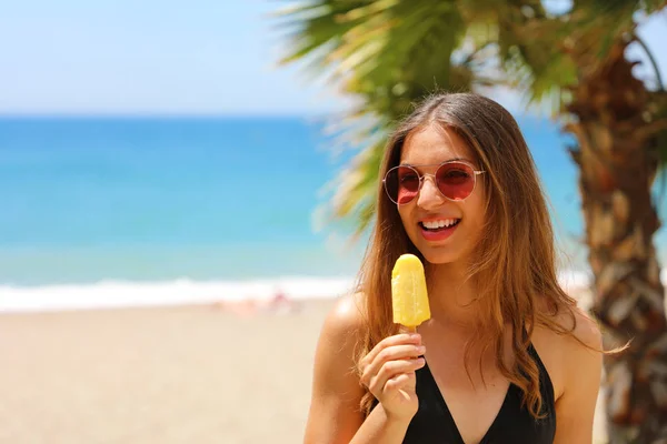 Mosolygó Gyönyörű Lány Eszik Popsicle Tengerparton Pálmafák Háttér Napszemüveg Nyári — Stock Fotó