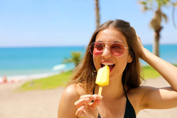 Gyönyörű Lány Eszik Popsicle Malaga Strand Lány Utazás Nyaralás Dél — Stock Fotó