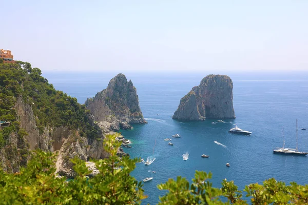 Ohromující Výhled Ostrov Capri Krásný Letní Den Skály Faraglioni Capri — Stock fotografie