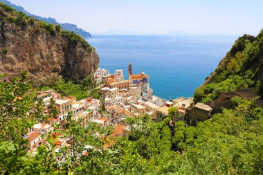 Yeşil dallarla cliff kayalar, Amalfi Coast, İtalya arasında Atrani köyünün güzel havadan görünümü.