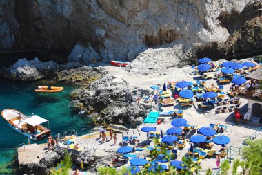 Capri, İtalya - 4 Temmuz 2018: Capri, İtalya'nın Faraglioni kayalıkları arasında kayalık plaj