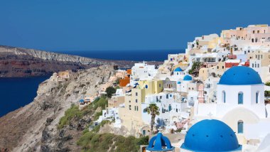 Mavi deniz, Akdeniz, Yunanistan kaplı volcano caldera ile beyaz köy Oia Santorini ünlü mavi kubbeleri