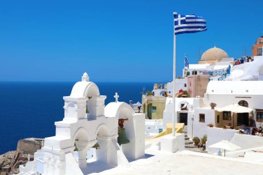 Santorini, Yunanistan - 20 Temmuz 2018: Oia Köyü ile Santorini, Yunanistan Yunan bayrağı güzel manzarasına