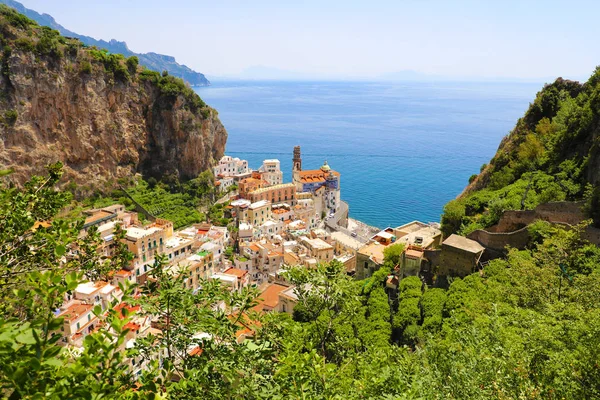 Yeşil dallarla cliff kayalar, Amalfi Coast, İtalya arasında Atrani köyünün güzel havadan görünümü.