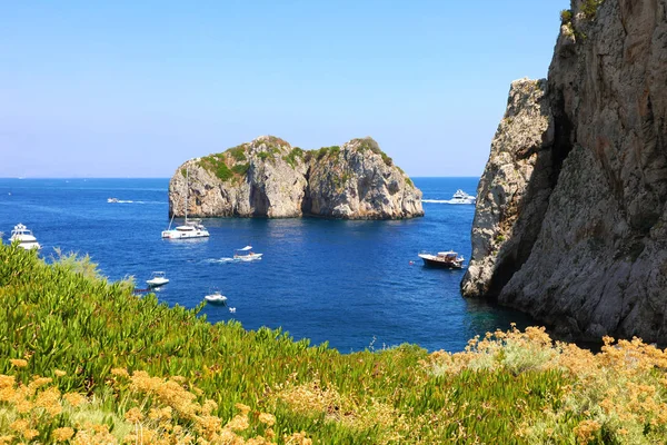 Скалы Фаральони Побережье Острова Капри Италия — стоковое фото