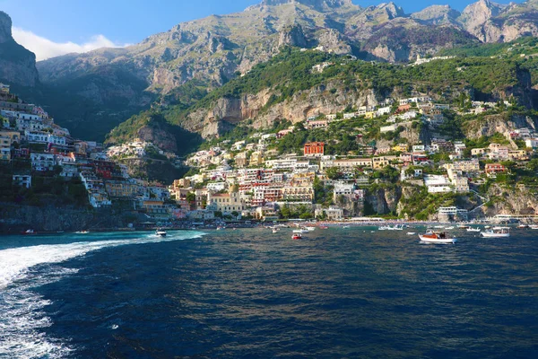 Şaşırtıcı görünümünü Positano renkli köyden bir gemi denizde, Amalfi Coast, İtalya