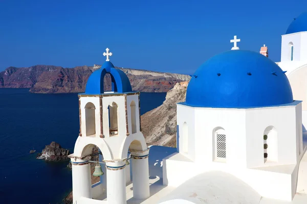 Santorini Известная Деревня Белыми Домами Голубыми Куполами Голубое Средиземное Море — стоковое фото