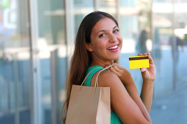 Mujer Comercial Feliz Mostrando Tarjeta Crédito Niña Con Bolsa Compras — Foto de Stock