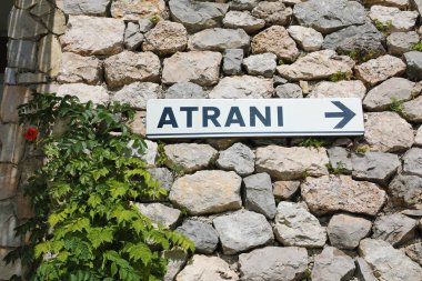 Atrani yön yol işaret üstünde Duvar taşları Amalfi Coast, İtalya