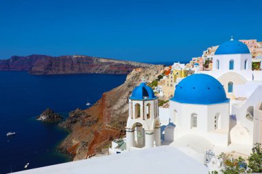 Santorini Adası beyaz ve mavi kubbeler ile ünlü Yunan tatil Oia, Yunanistan, Europe üzerinde panoramik çarpıcı. Kavram arka plan seyahat. 