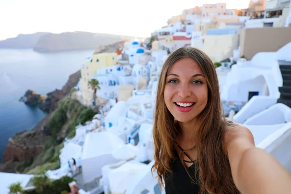 Oia Köyü Santorini Gülümseyen Kız Kendi Portresi Selfie Resim Yaz — Stok fotoğraf