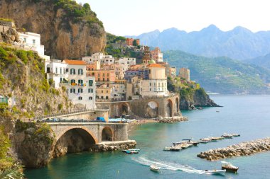 Çarpıcı görünümü Atrani köyü taşkın deniz, Amalfi Coast, İtalya