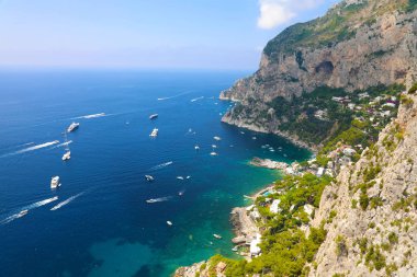 Manzarası Capri kayalık kıyılarının, Capri Adası, Campania, İtalya