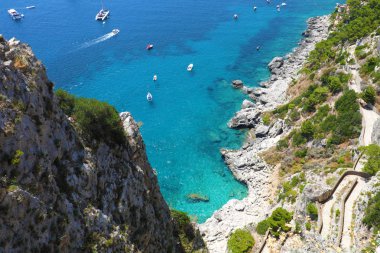 Augustus Bahçeleri 'nden Via Krupp' un İtalya 'nın Capri Adası' ndaki Marina Piccola denizine inişi.