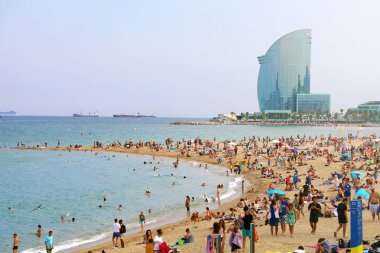 Barcelona, İspanya - 11 Temmuz 2018: bir arka plan, Catalonia, İspanya Barcelona ve W otelde güneşli bir gün zevk insanlarla görünümü Barceloneta Beach amazing