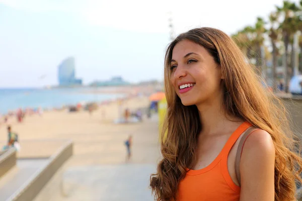 Счастливая Городская Женщина Идет Пляж Закате Улыбающаяся Молодая Женщина Собирается — стоковое фото